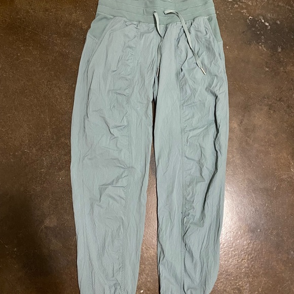Lululemon dance studio pant. Size 6. - Picture 1 of 3